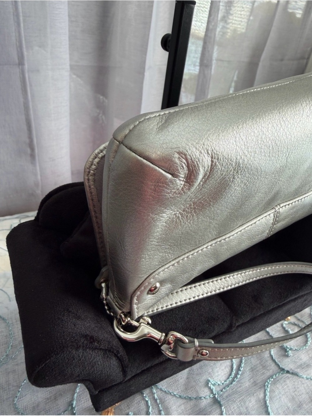 Coach Ashley Large Wristlet (2010-2011) - Picture 9 of 11